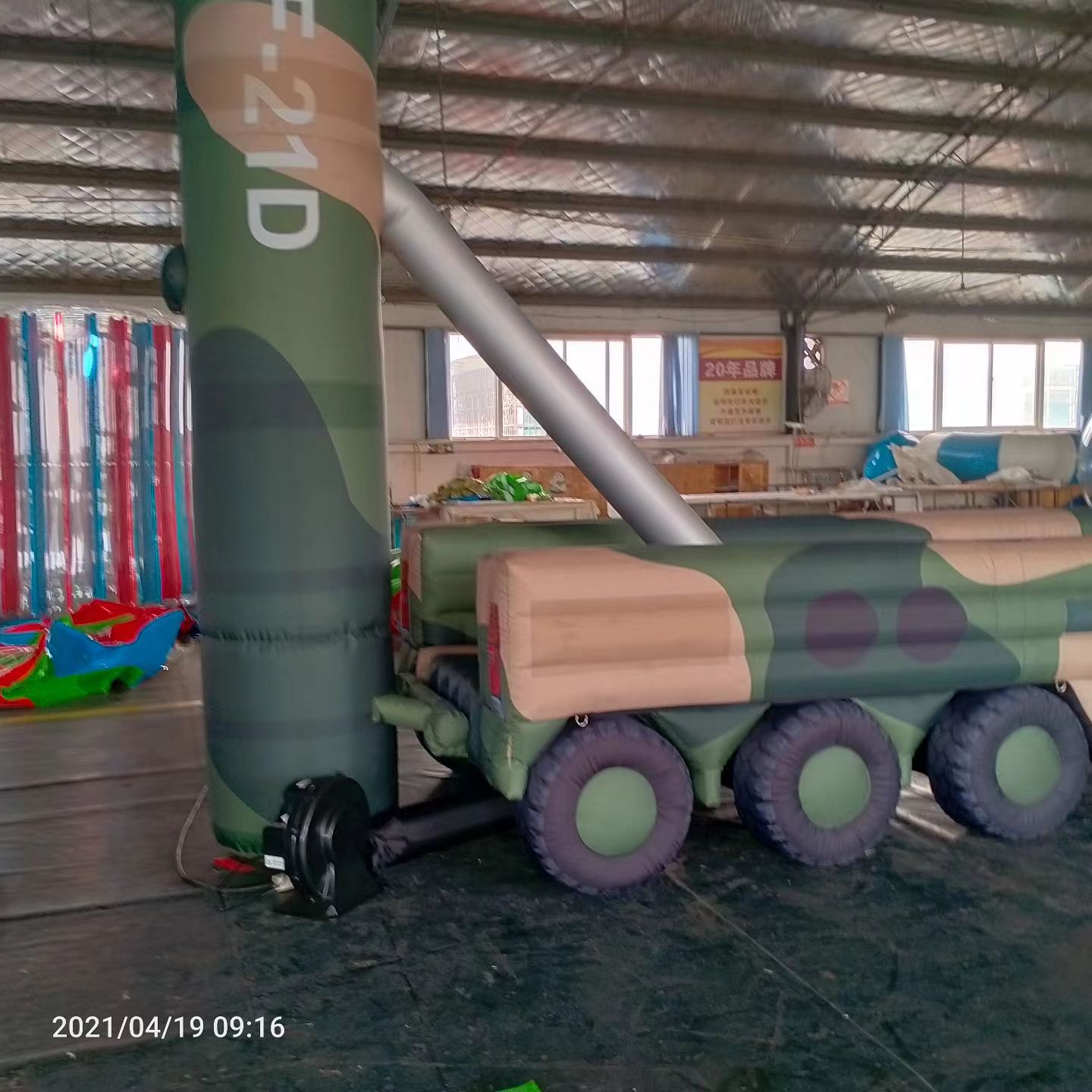 红桥军事演习中的充气目标车辆：模拟发射车雷达车坦克飞机